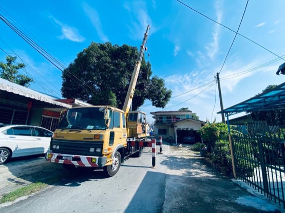 Projek tebang dan potong pokok Bomoh Pokok, gambar 89 daripada 94